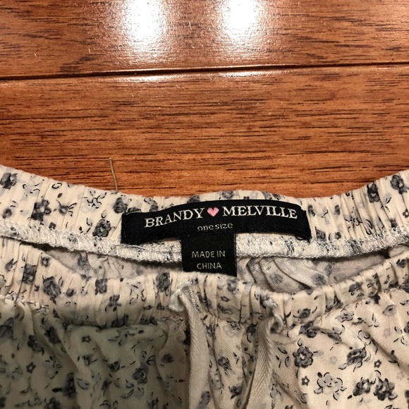 BRANDY MELVILLE FLORAL SHORTS💛 - Picture 3 of 3